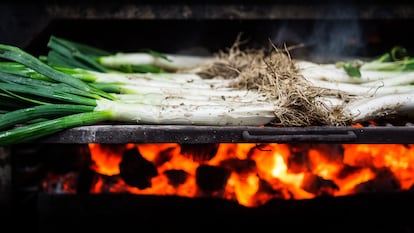 Los calçots a la brasa son una de las recetas más identificativas de la gastronomía catalana.