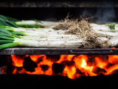 Los calçots a la brasa son una de las recetas más identificativas de la gastronomía catalana.