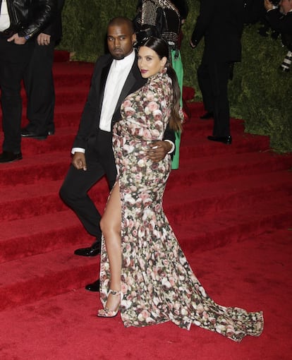 En la gala Met de 2013 Kim Kardashian se convirtió en blanco de los memes de Internet con este vestido de flores que muchos compararon con un sofá, pese a estar firmado por Chanel.