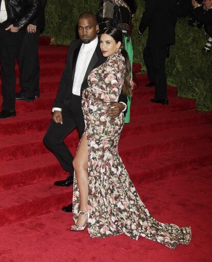 En la gala Met de 2013 Kim Kardashian se convirtió en blanco de los memes de Internet con este vestido de flores que muchos compararon con un sofá, pese a estar firmado por Chanel.