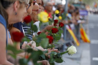 Ciudadanos con rosas antes de la manifestación.