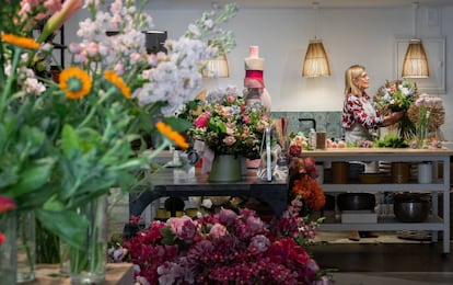 Luisa Hafner en su floristería Las Flores de Reding, en Marbella.