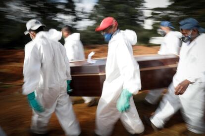 Trabajadores entierran este 29 de abril a una víctima mortal de covid-19 en el Cementerio Vila Formosa, en São Paulo.