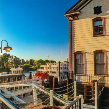 Muelle del distrito histórico de Sacramento (California).