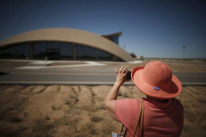 Una turista fotografía el Centro de Operaciones del Puerto Espacial de America cerca de la localidad de Truth or Consequences, Nuevo México.