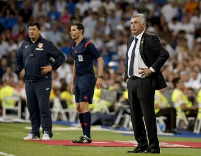 Carlo Ancelotti, entrenador del Real Madrid, a la derecha y Germán Burgos del Atlético.