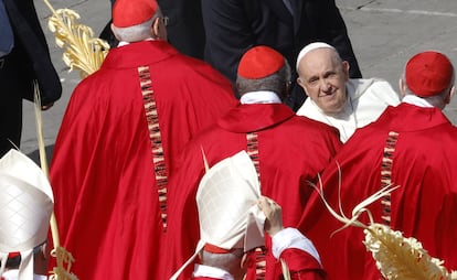 El papa Francisco, junto a cardenales el Domingo de Ramos, el 24 de marzo de 2024.