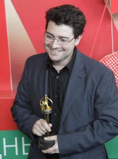 El cineasta español Alberto Morais recoge el Jorge de Oro, el premio principal del Festival de Cine de Moscú, por su película 'Las Olas'.