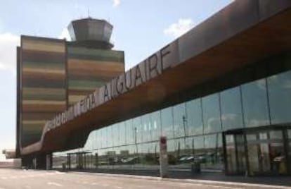 UN AEROPUERTO PARA TRES VIAJEROS. El de Lleida es uno de los aeropuertos menos usados de España. En algún caso, aterrizó un avión con tres pasajeros. Noventa y cinco millones para nada.