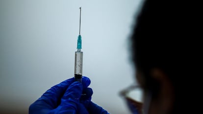 Un sanitario prepara la segunda dosis de la vacuna contra la covid de Pfizer-BioNTech en una residencia de Sabadell.