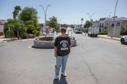 Sandra Carreño, camarera habitual en las ferias, el pasado miércoles en el Palmar de Troya (Sevilla).