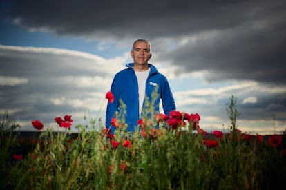 El ingeniero agrónomo Salomón Sádaba, de INTIA, en la finca experimental de semillas de Sartaguda (Navarra), el pasado 7 de mayo.
