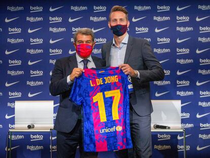 Luuk de Jong junto a Joan Laporta