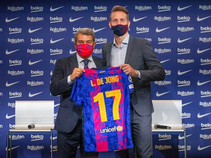 Luuk de Jong junto a Joan Laporta