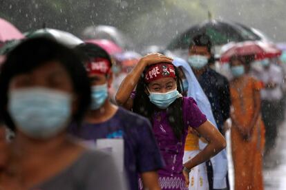 Una multitud permanece bajo la lluvia mientras esperaentrar al Mausoleo de los Mártires en Yangón (Birmania). Birmania, Brunéi, Camboya y Laos no alcanzan el millar de infectados en conjunto y sus gobiernos aseguran tener el virus bajo control, a pesar de sus precarias instalaciones sanitarias y la escasez de pruebas.