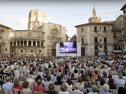 La plaza de la Virgen de Valencia, ayer, durante la representación de la ópera <i>Tosca</i>.