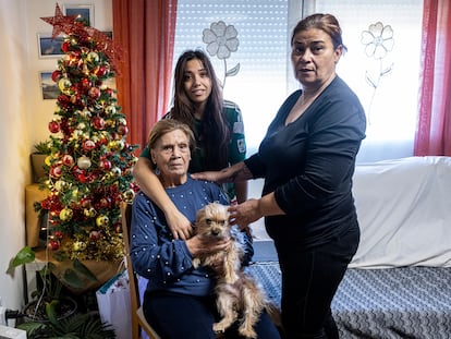 Amparo Díaz, de 84 años, con su hija Fani y su nieta Aitana en su casa de Catarroja.