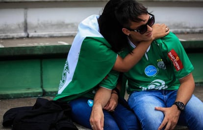 Torcedores da Chapecoense realizam vigília na Arena Condá.