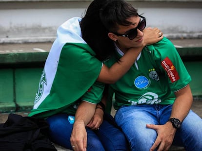 Torcedores da Chapecoense realizam vigília na Arena Condá.