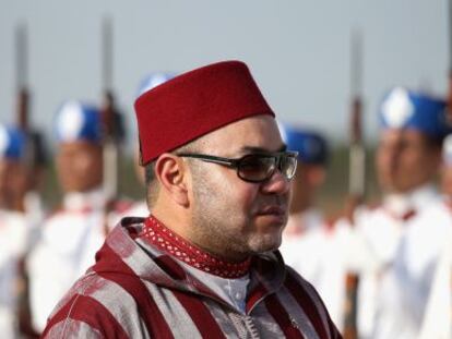 El rey de Marruecos, Mohamed VI, en el aeropuerto de Rabat en julio pasado.