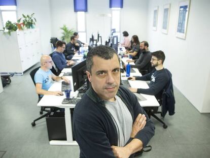 Bernardo Quintero con su equipo de VirusTotal en su sede en Málaga.