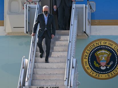 El presidente de EE UU, Joe Biden, baja las escaleras del Air Force One, tras aterrizar el Polonia el pasado 25 de marzo.