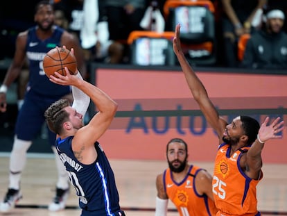 Doncic lanza a canasta en presencia de Ricky Rubio y Bridges durante un partido entre Dallas y Phoenix en agosto de 2020.