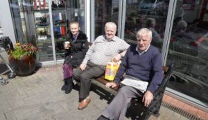 Liz Brockledank, Tony Keddy y Paul O’Connor, en un banco de Greystones, votarán no en el referéndum. / LIONEL DERIMAIS