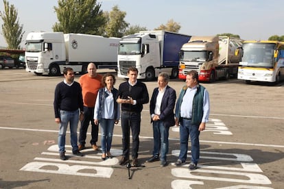 El presidente del Ciudadanos, Albert Rivera, ayer en rueda de prensa tras su reunión con transportistas en el área de servicio de la N-II, en Alfajarín Zaragoza.