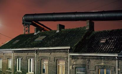 Imatge facilitada per World Press Photo, una de les deu que integren el reportatge fotogràfic 'El cor fosc d'Europa', en el qual relata diferents situacions a Charleroi, al sud de Brussel·les.