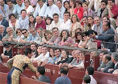 Dávila Miura, lanzando su montera a Curro Romero, al que brindó su primer toro.