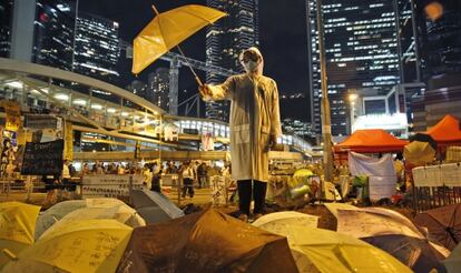 Manifestante nas imediações da sede do Governo local de Hong Kong, nesta quinta-feira.