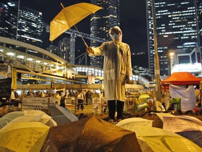 Manifestante nas imediações da sede do Governo local de Hong Kong, nesta quinta-feira.