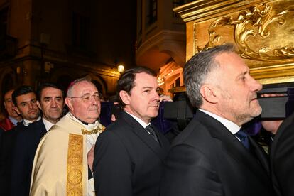 El presidente de Castilla y León, Alfonso Fernández Mañueco (en el centro), portando el paso en la procesión de La Dolorosa, el pasado viernes 22 de marzo.