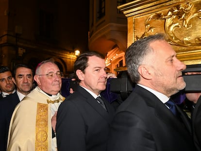 El presidente de Castilla y León, Alfonso Fernández Mañueco (en el centro), portando el paso en la procesión de La Dolorosa, el pasado viernes 22 de marzo.