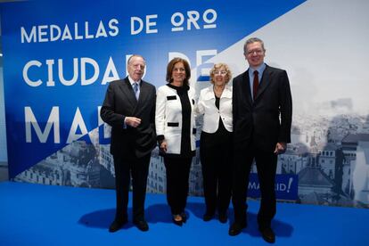 Los exalcaldes Jos&eacute; Mar&iacute;a &Aacute;lvarez del Manzano, Ana Botella y Alberto Ruiz-Gallard&oacute;n, junto a Manuela Carmena (segunda por la derecha). 