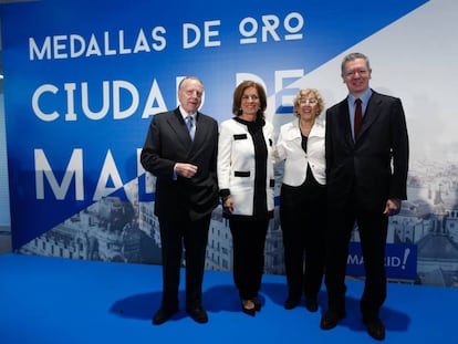 Los exalcaldes Jos&eacute; Mar&iacute;a &Aacute;lvarez del Manzano, Ana Botella y Alberto Ruiz-Gallard&oacute;n, junto a Manuela Carmena (segunda por la derecha). 