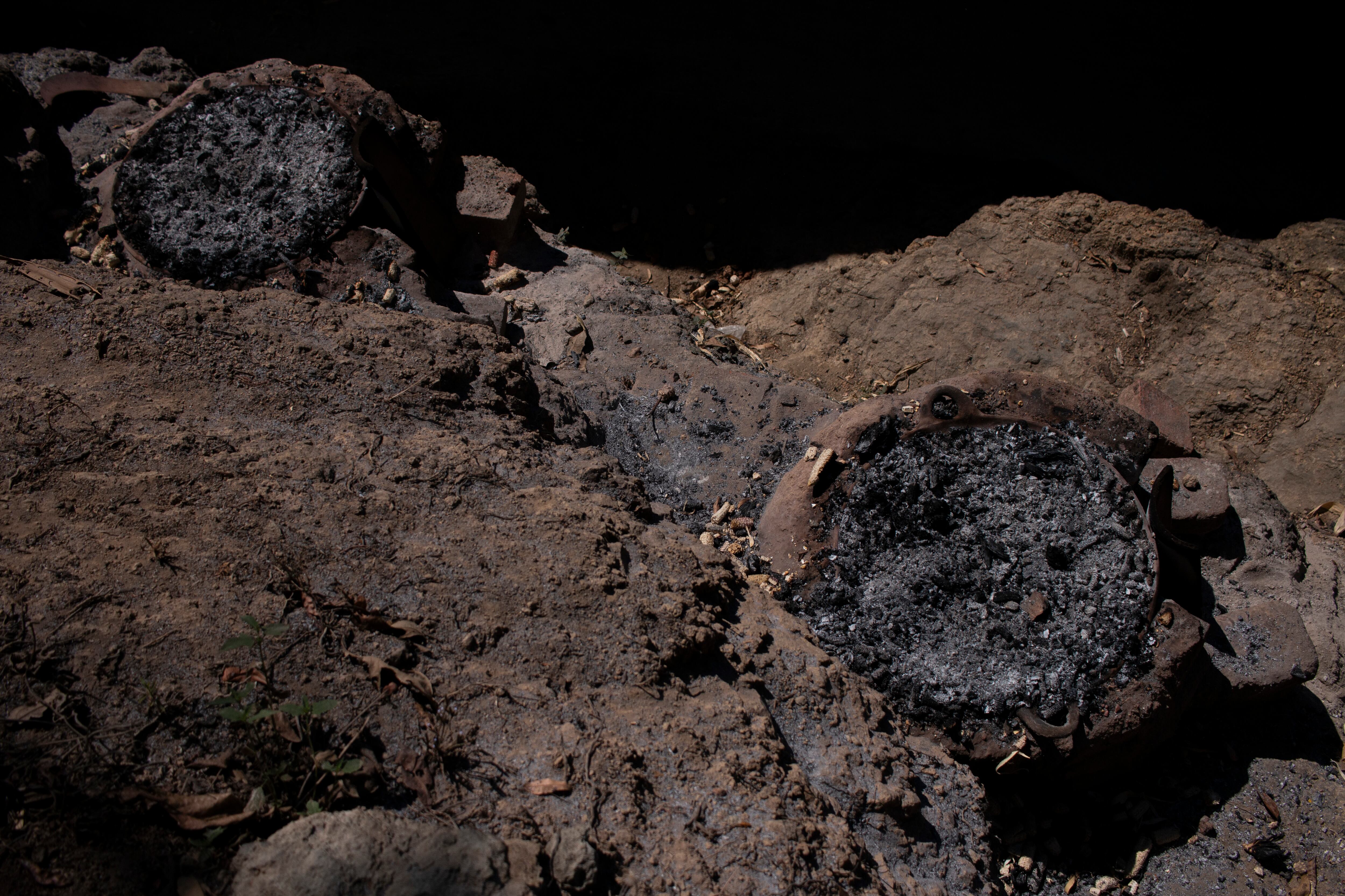 Calentamiento de la margaja en comales de barro.