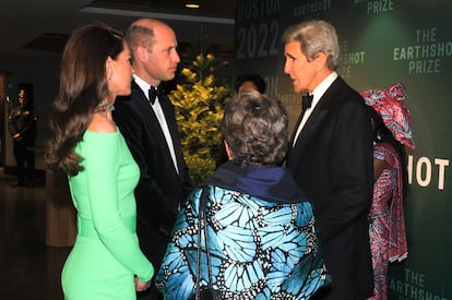 Los príncipes de Gales saludan al enviado presidencial Especial de Estados Unidos para el Clima, John Kerry, a su llegada a la ceremonia de los premios Earthshot. Con esta, es la segunda edición que se celebra de los galardones.