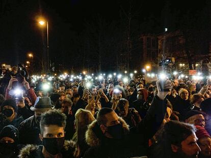 Miles de personas se reúnen para denunciar la acción militar rusa en Ucrania en Budapest, Hungría.