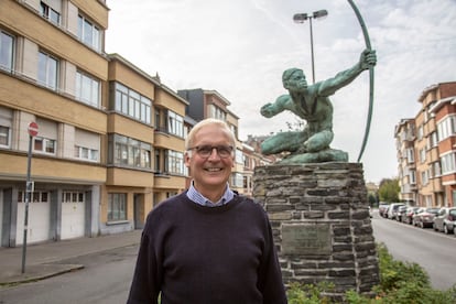 André du Bus, municipal councilor of Etterbeek and one of the report's rapporteurs, in front of the 'Archery with Bow' sculpture.