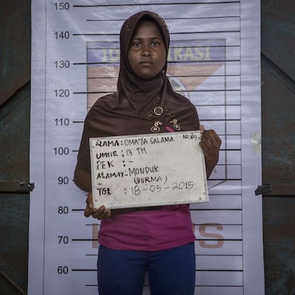 Naciones como Indonesia aseguran que devolverán a alta mar a quienes intenten entrar de manera ilegal en sus aguas. En la imagen, la joven rohingya Omaya Salama de 13 años.