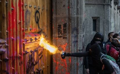En el punto más álgido de la protesta, las feministas intentaron quemar la puerta de Palacio Nacional.