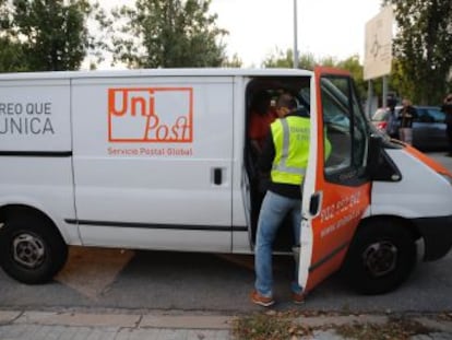 Els agents entren a les seus de l empresa postal a l Hospitalet de Llobregat i Terrassa
