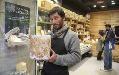 Ramon Lizeaga muestra un queso Stilton de la casa Colston Basset, en San Sebastian.