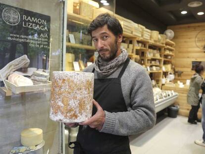 Ramon Lizeaga muestra un queso Stilton de la casa Colston Basset, en San Sebastian.