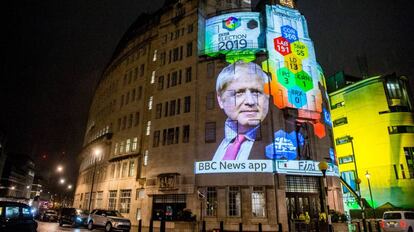 Una proyección sobre la fachada de la BBC anuncia la victoria de Boris Johnson el pasado 12 de diciembre.