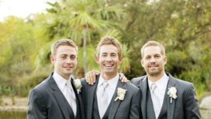 Os irmãos Cody (esq.), Caleb e Paul (o ator), no casamento de Caleb, em outubro do ano passado.
