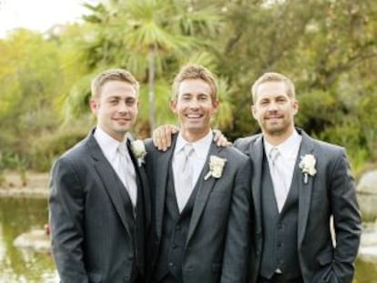 Os irmãos Cody (esq.), Caleb e Paul (o ator), no casamento de Caleb, em outubro do ano passado.