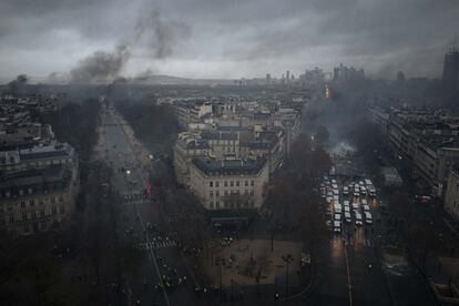 Columnas de humo en las avenidas que conducen al Arco del Triunfo durante los disturbios en el centro de París (Francia).